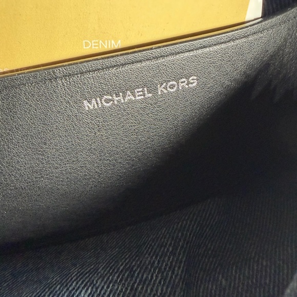 Michael Kors Dakota Medium Pocket Shoulder Bag - Picture 8 of 10